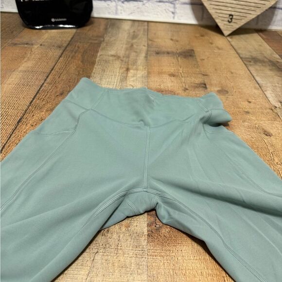 Lululemon Invigorate High-Rise Tight 25"
Misty Glade size 6 - Picture 13 of 14